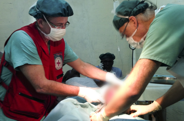 Kirurg Alexander Schultz og anestesilege Kjell Erik Strømskag reddet mange liv i Sør-Sudan. Foto: Røde Kors