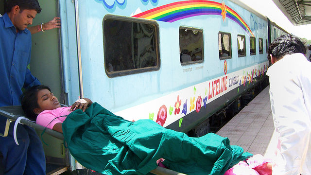 IMPACTs sykehustog Lifeline Express bruker jernbanelinjene i India for å nå ut til fattige mennesker i vanskelig tilgjengelige områder med behov for helsetjenester. Sykehustoget tilbyr poliklinisk behandling og enkel kirurgi som gir syn, hørsel og bevegelighet tilbake.. 