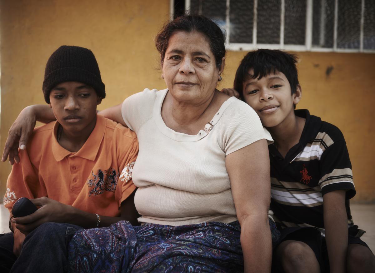 Rosa er 54 år gammel og fra El Salvador. Hun er i Tenosique, Tabasco i Mexico.  Rosa flyktet fra El Salvador med to av sine barnebarn, 14 og 16 år gamle. Gjenger, lokalt kjent som Maras, truet med å ta guttene og rekruttere dem. To av barnebarna hennes har blitt drept, mens en annen har blitt rekruttert til en gjeng. 