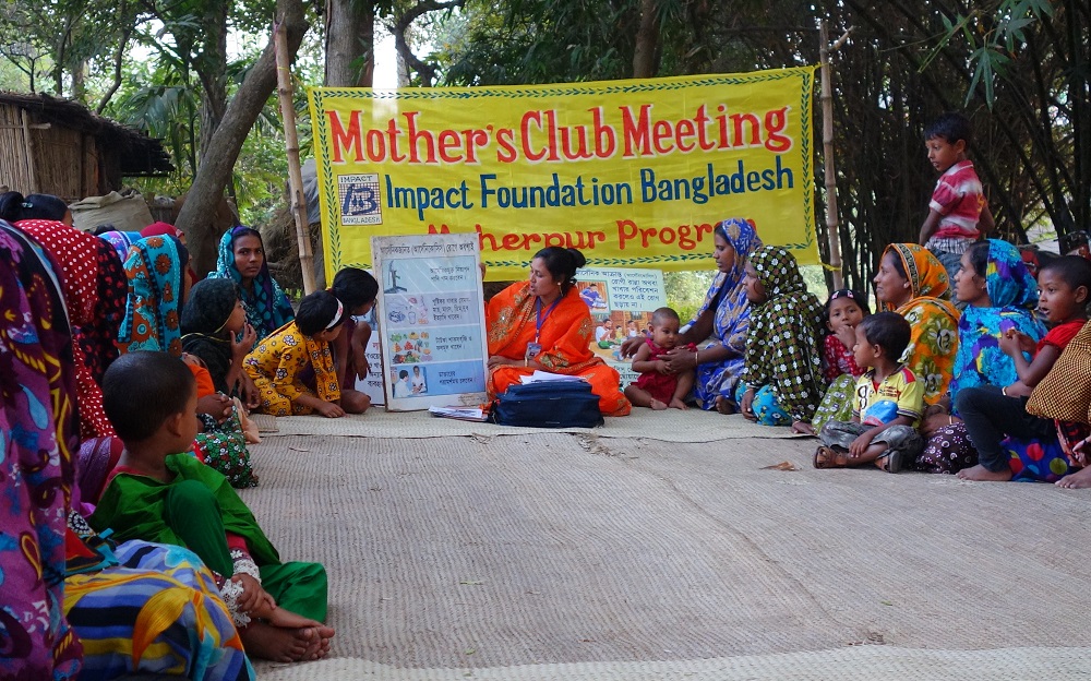 På de månedlig møtene blir kvinnene opplært i viktige temaer som helse, kosthold, ernæring og kvinners rettigheter.