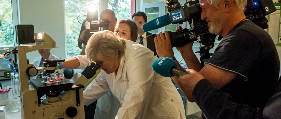 Statsminister Erna Solberg får et innblikk i forskningen gjennom mikroskopet.
